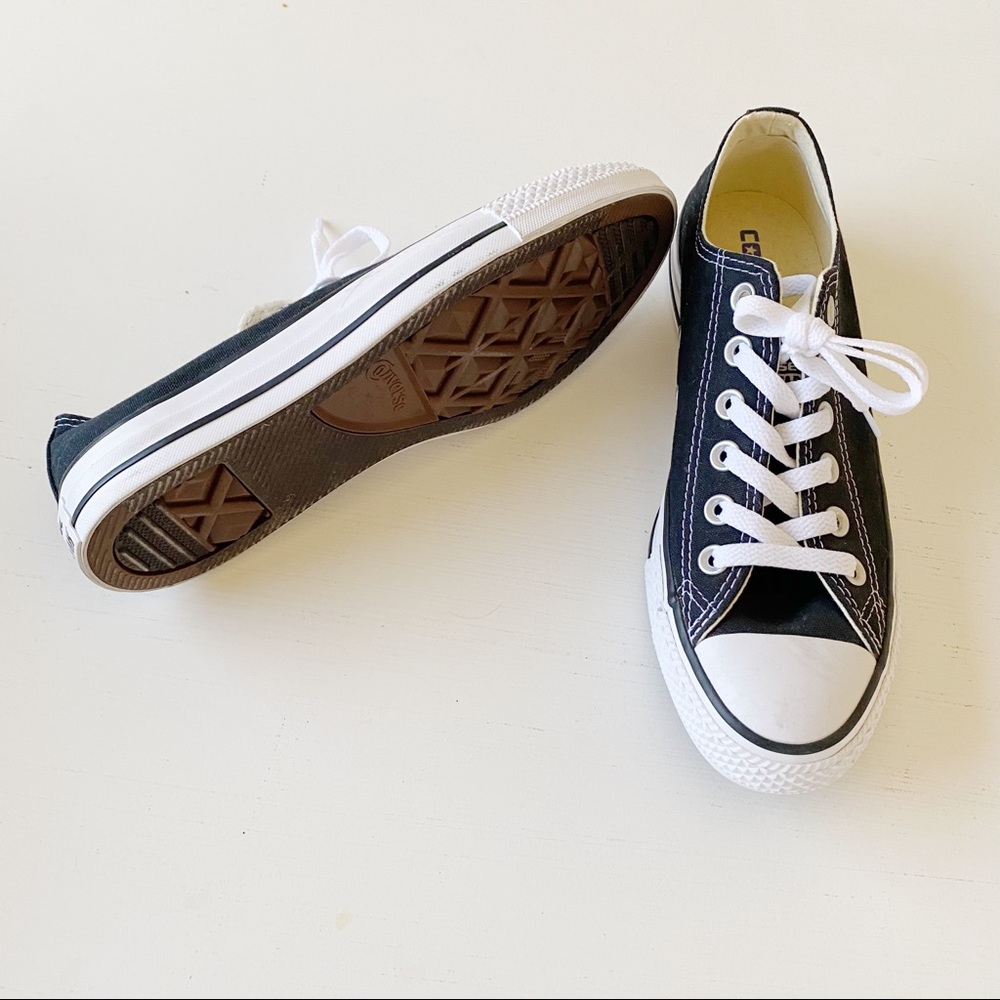 Chuck Taylor Low Top Sneaker in Black Size 7.5